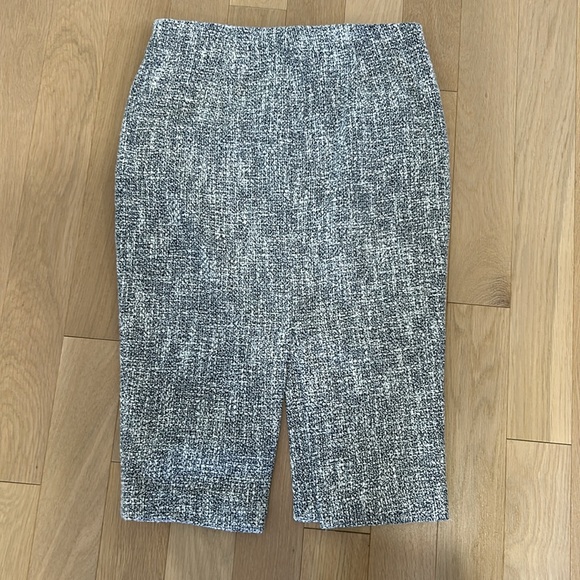 RW&CO. Twill Pencil Skirt with Front & Back Slit. Size 4. Dark Blue & White - Picture 4 of 7